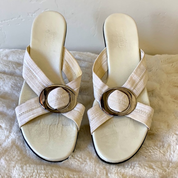 Munro Sandals. Size 8. White elastic upper. 1 1/2” Heel. Super comfortab… - Picture 3 of 8
